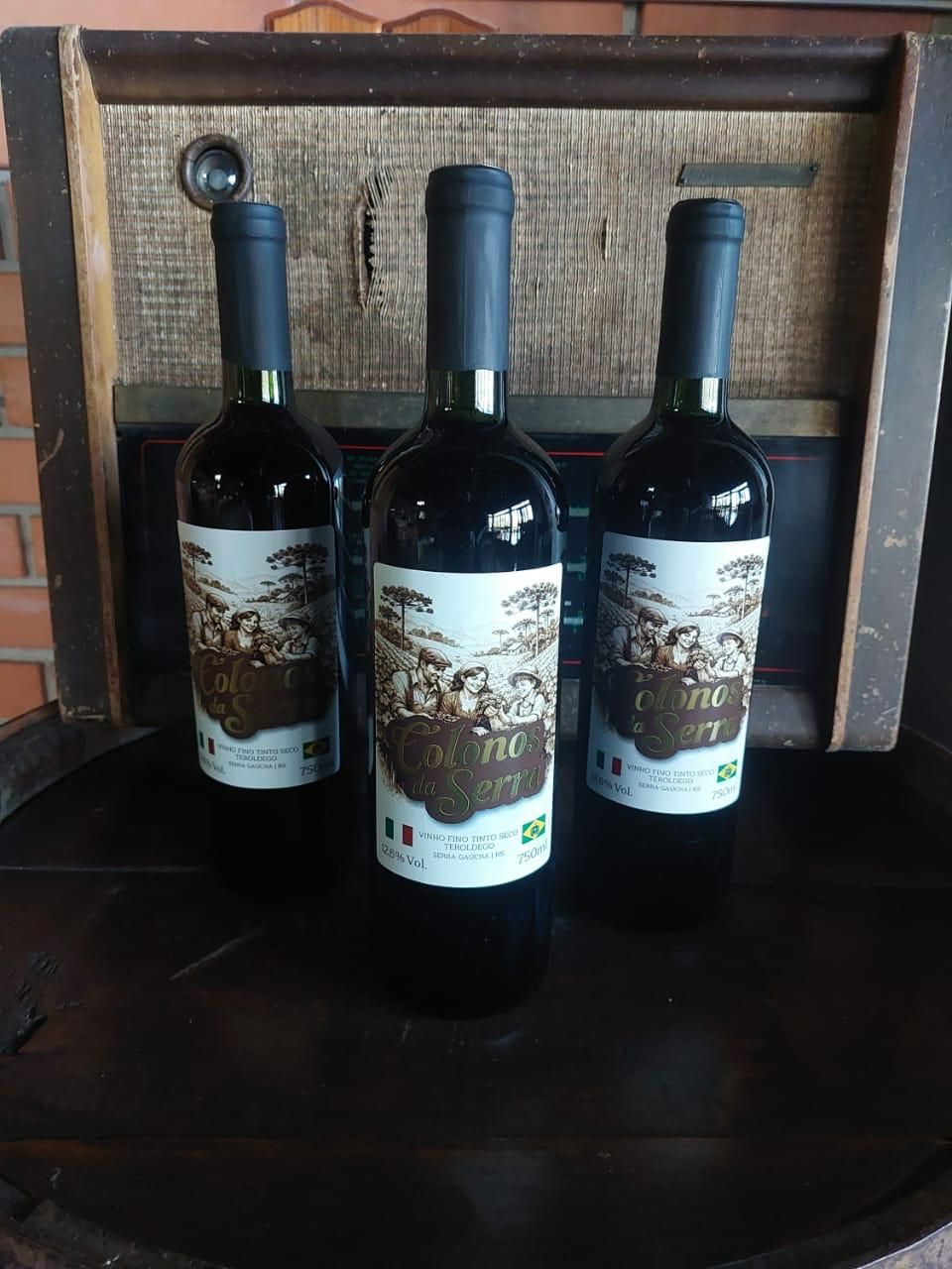 Vinhos Colonos da Serra sobre barril de carvalho